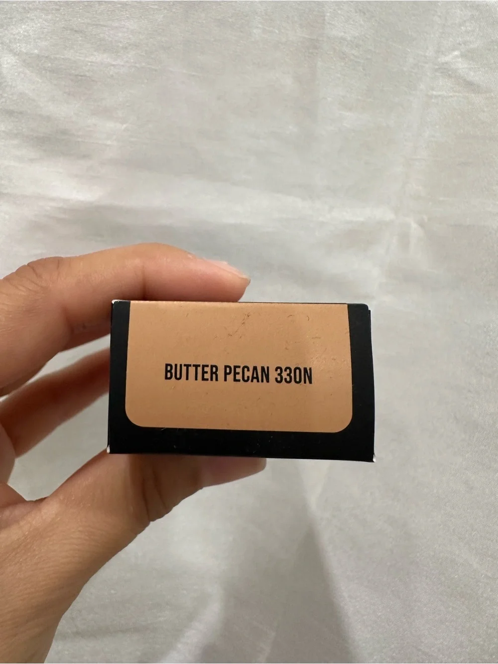HUDA BEAUTY Easy Blur Foundation - Black & Pink Accents
